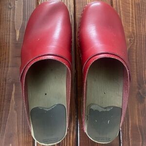 Troentorp red clogs